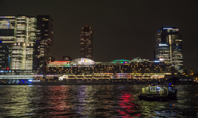 Die AIDA fällt kaum auf im Hafen von Rotterdam -  Copyright by Dirk Paul : 2017, AIDA, Kreuzfahrt, Metropolen