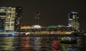 Die AIDA fällt kaum auf im Hafen von Rotterdam -  Copyright by Dirk Paul : 2017, AIDA, Kreuzfahrt, Metropolen