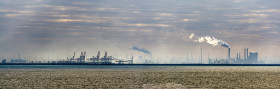 das Hafengebiet von Rotterdam aus der Ferne - Copyright by Dirk Paul : 2017, AIDA, Kreuzfahrt, Metropolen