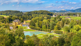 Schloss Hellbrunn mit Salzburg im Hintergrund, Österreich, Copyright 2021 by Dirk Paul