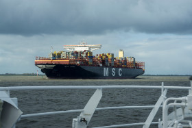 die MSC Anna mit 400m Länge und 58m Breite eines der grössten Containerschiffe weltweit - Elbe - Copyright by Dirk Paul : 2017, Helgoland