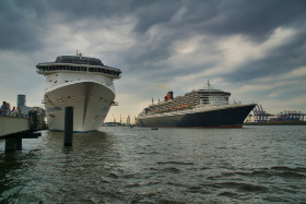 Queen Mary 2 und Costa Mediterranea in Hamburg Copyright 2018 by Dirk Paul